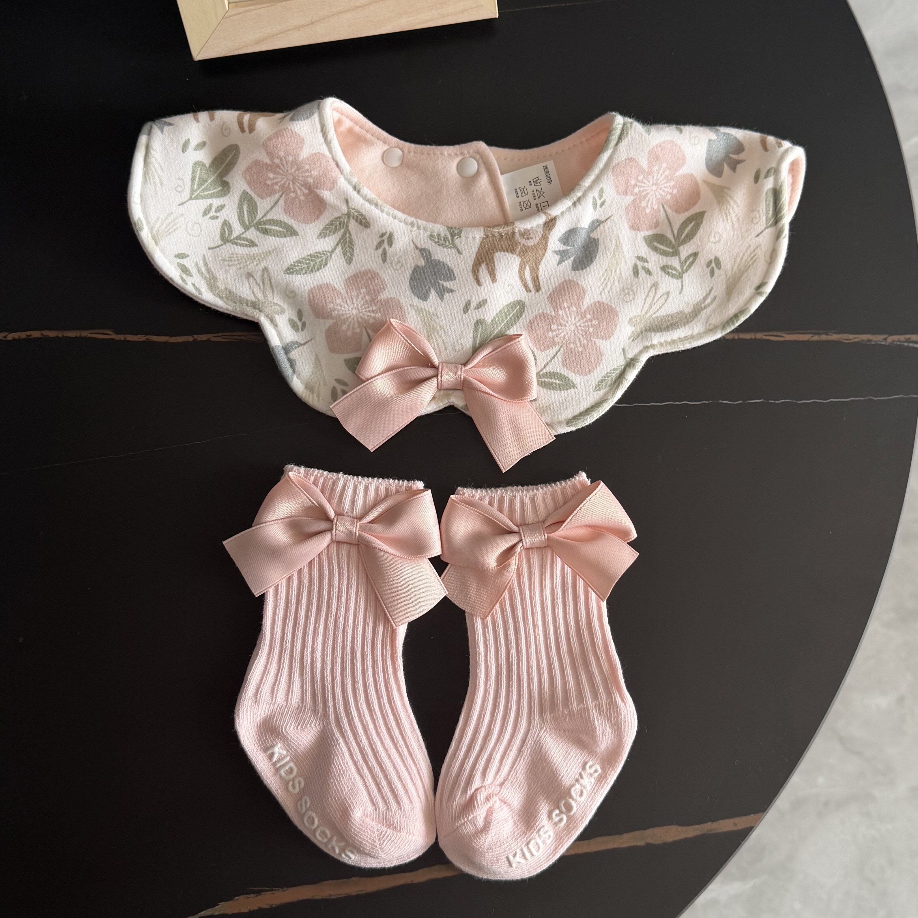 韩系婴儿围嘴袜子粉色系套装春秋纯棉宝宝中筒袜新生儿可爱口水巾