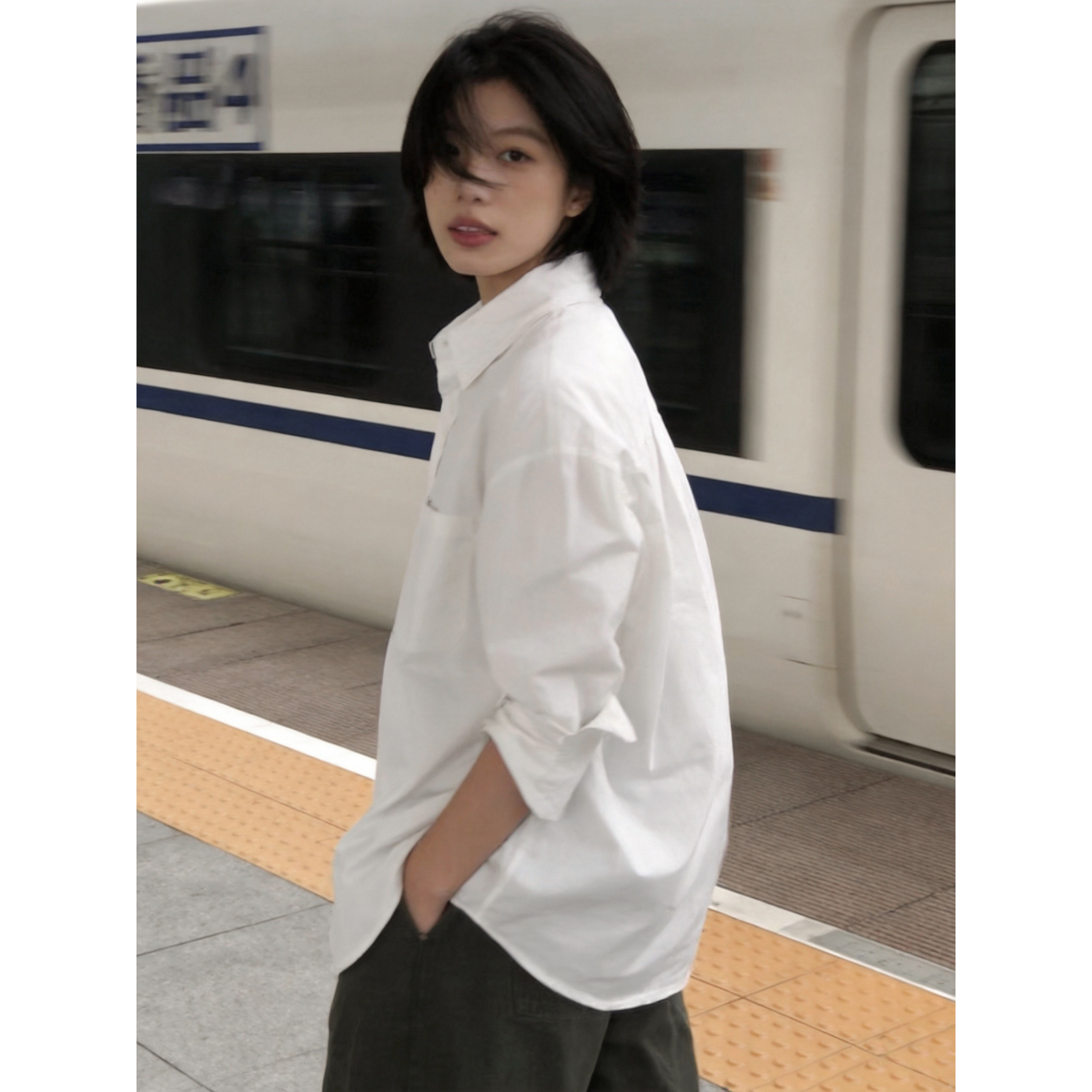 极简白色宽松长袖防晒衬衫