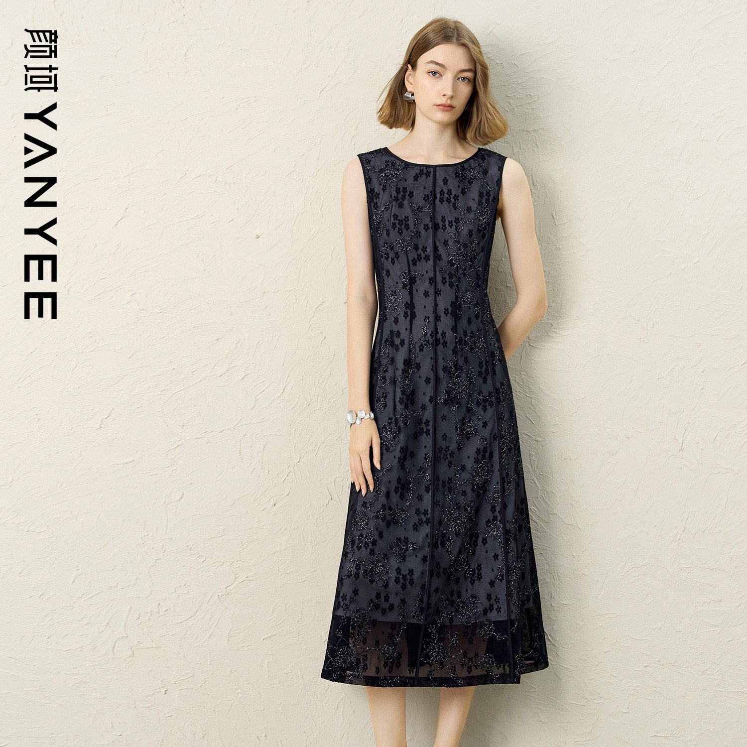 颜域精致巨好看蕾丝连衣裙女士2026春季新款优雅绣花黑色背心长裙