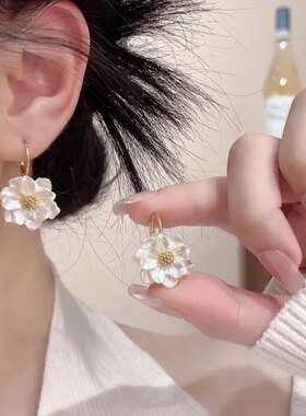 早春甜美白色山茶花耳环女2026超火韩系轻奢高级感耳环高颜值耳饰