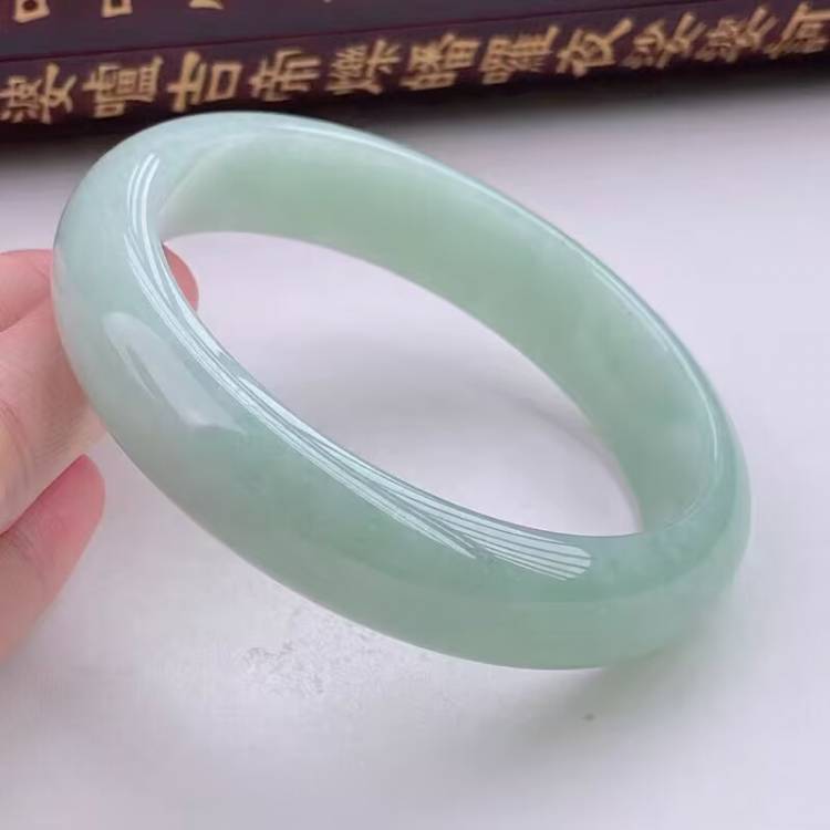 冰糯种浅绿色翡翠处理玉手镯