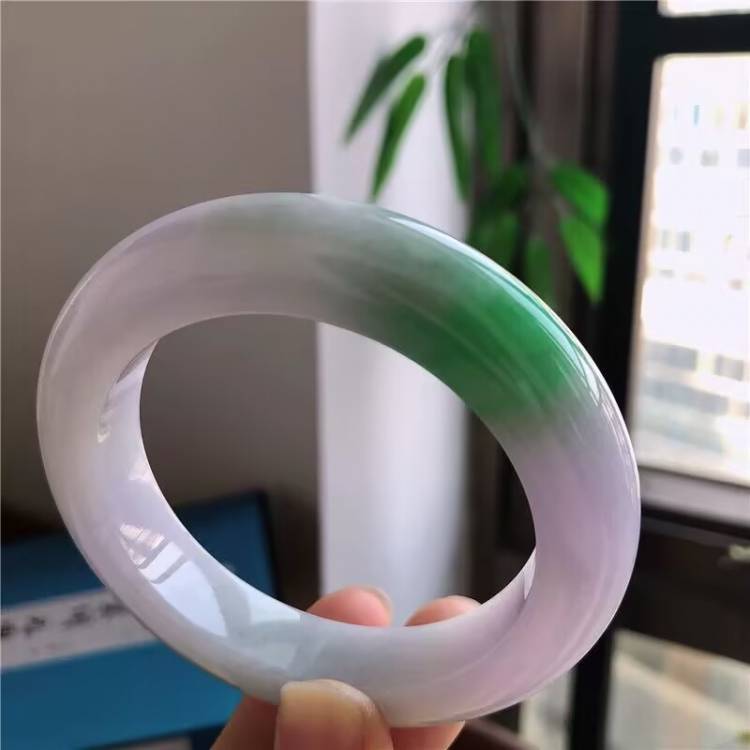 紫罗兰飘阳绿翡翠处理玉镯子
