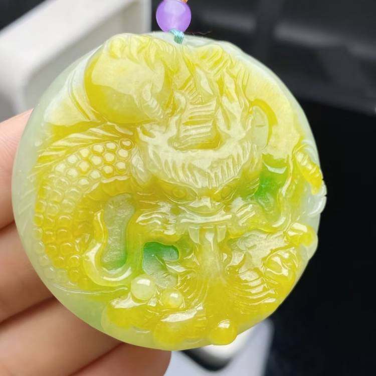 黄翡飘绿翡翠处理龙行天下挂件