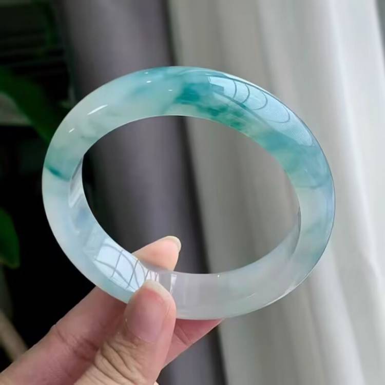 冰糯种飘蓝花翡翠处理玉镯子