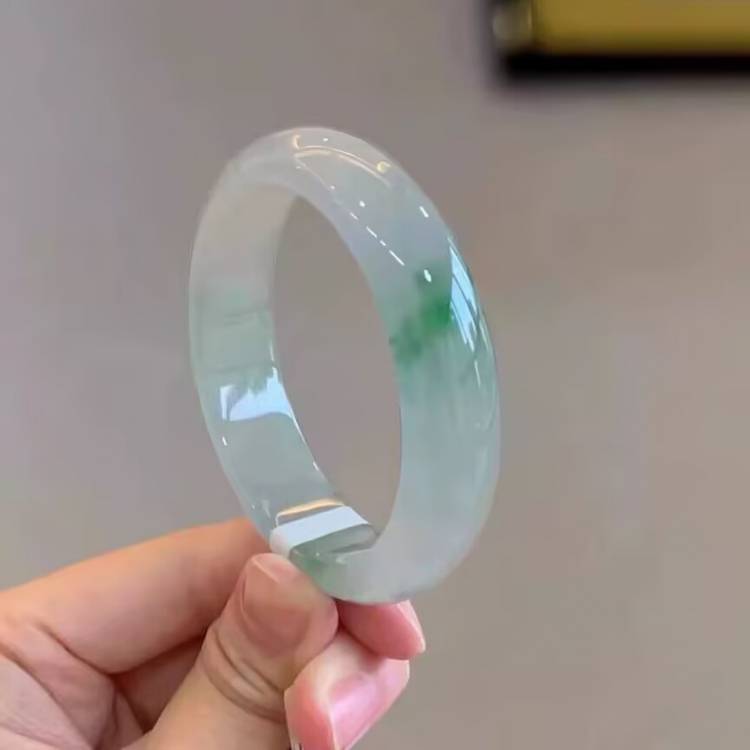 冰糯种纯色飘绿花翡翠处理玉镯子