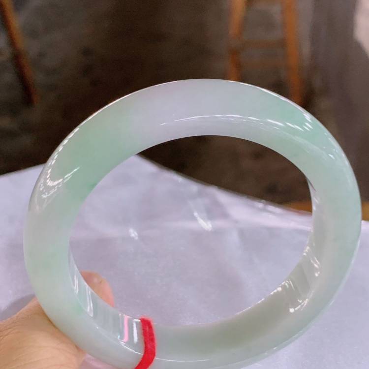 冰糯种细腻起光翡翠处理玉手镯
