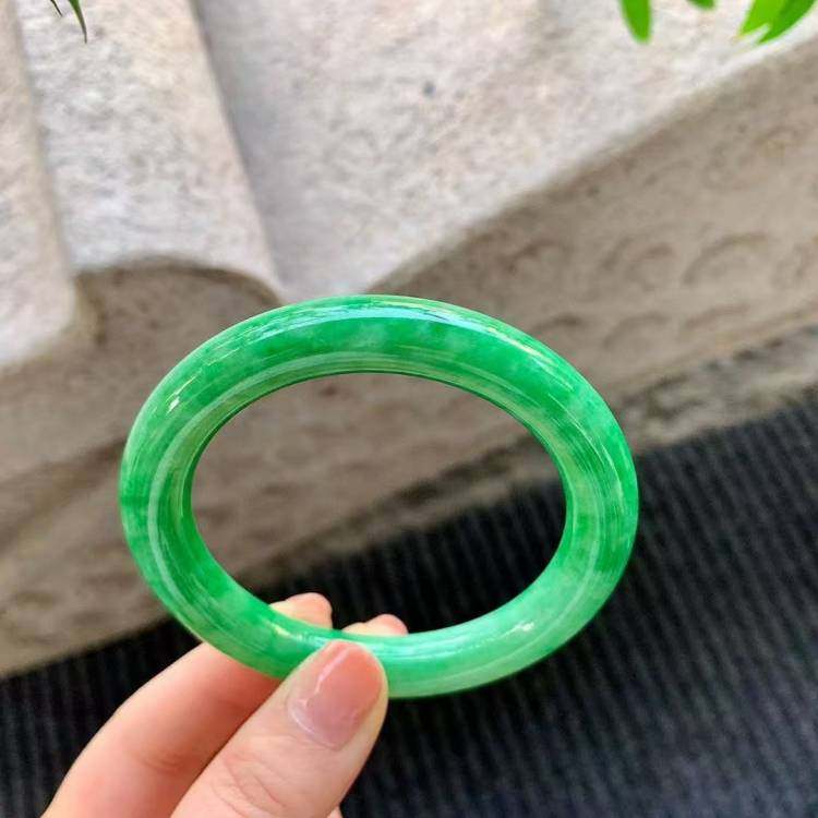 冰糯种满绿翡翠处理玉镯子
