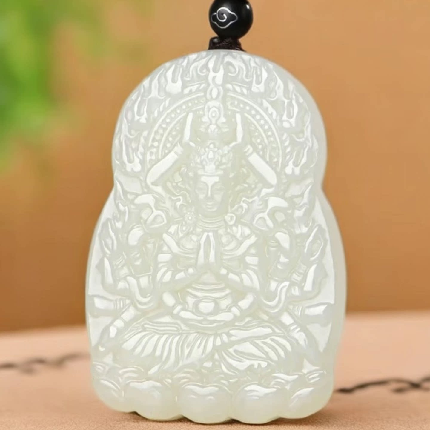 保真正品和田玉千手观音吊坠