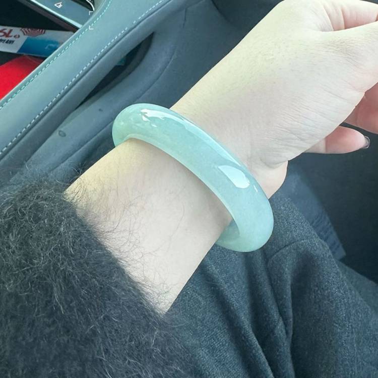 冰糯种浅绿色翡翠处理玉镯子