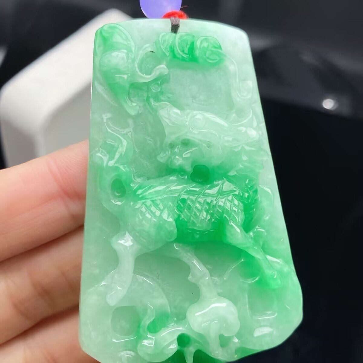阳绿翡翠处理招财瑞兽玉挂件