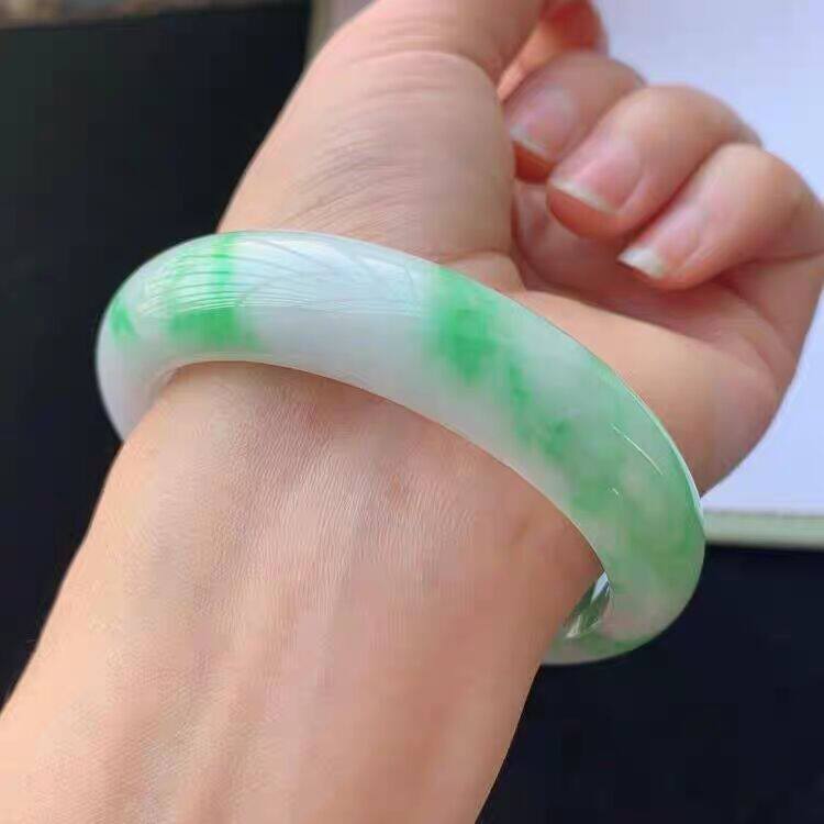 冰糯种白底青满绿春彩翡翠玉镯