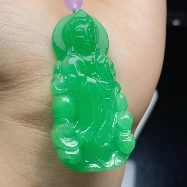 满色阳绿翡翠处理站观音挂件