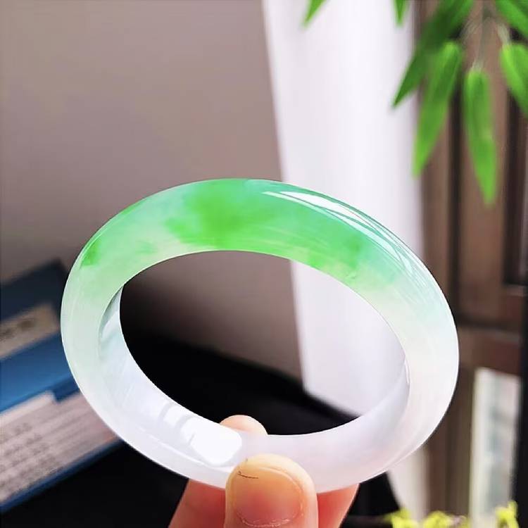 冰糯种阳绿飘花翡翠处理玉镯子