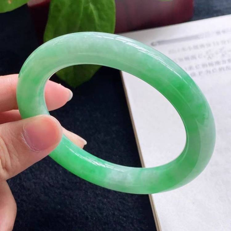 冰糯种满阳绿圆条翡翠处理玉镯子