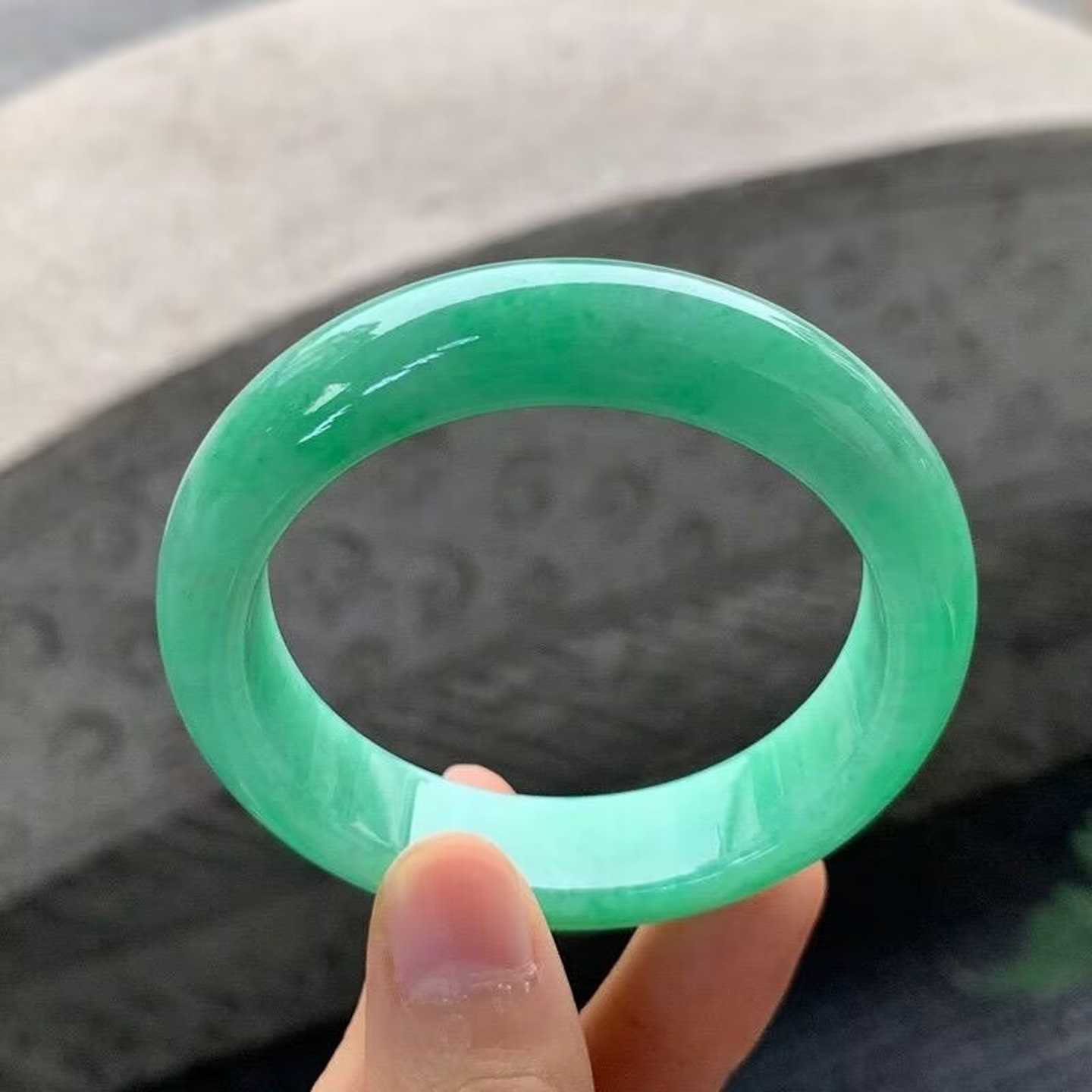 冰糯种阳绿翡翠处理玉手镯
