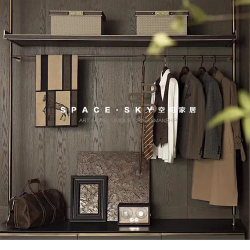 现代意式轻奢样板间主卧衣帽间男士精英主题围巾衬衫马甲风衣摆件