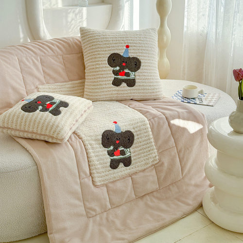 秋冬新品暖茸茸牛奶绒抱枕被立体绒感刺绣羊羔绒萌宠靠垫被