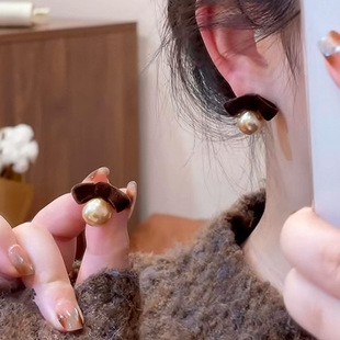 秋冬新款 棕色蝴蝶结珠珠耳钉百搭小众设计感耳环复古轻奢高级耳饰