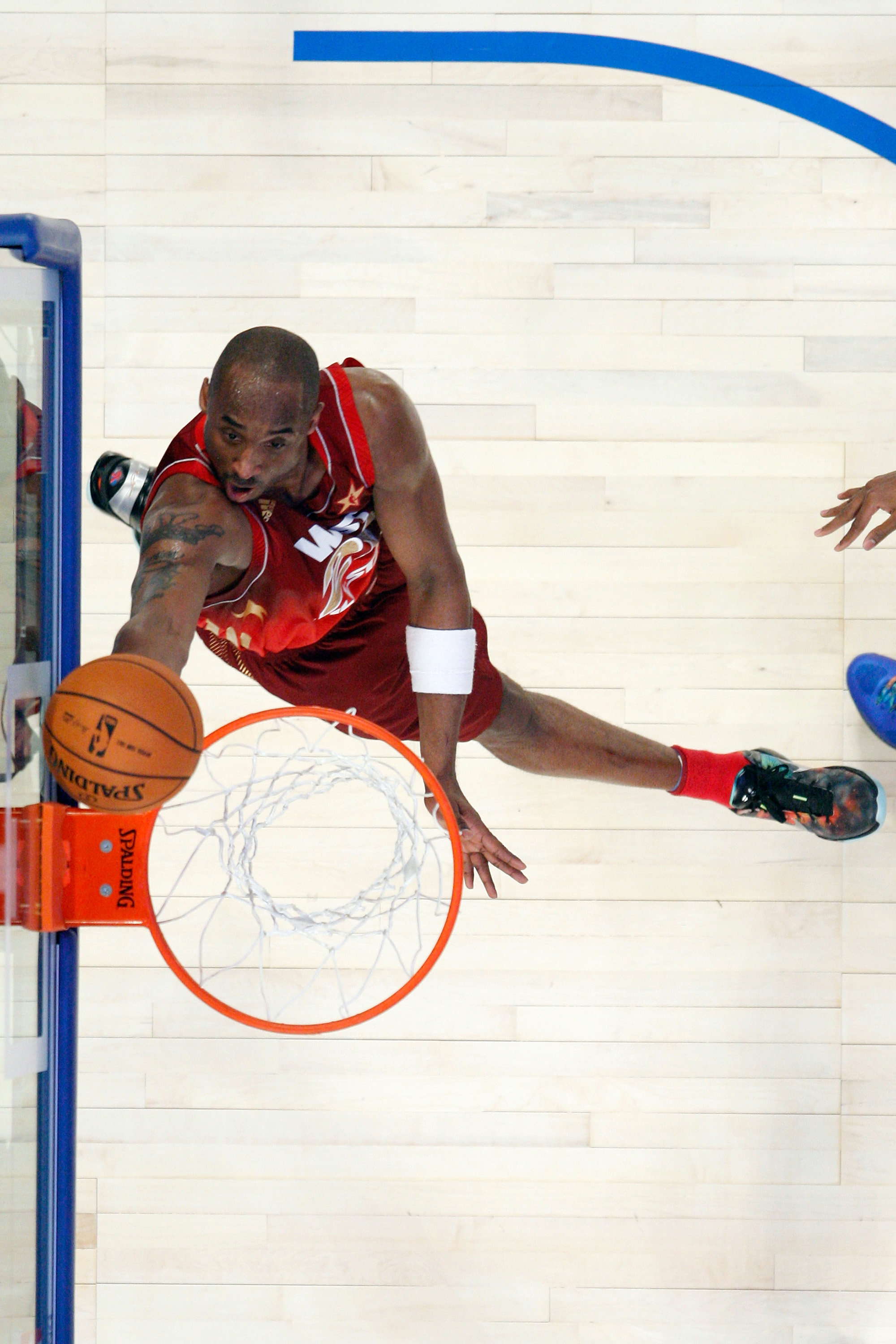 NBA篮球明星海报科比灌蓝篮球馆训练学校宿舍壁纸房间卧室装饰86