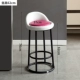 62 High Hat Meihong сидит черная стенда и белый стул