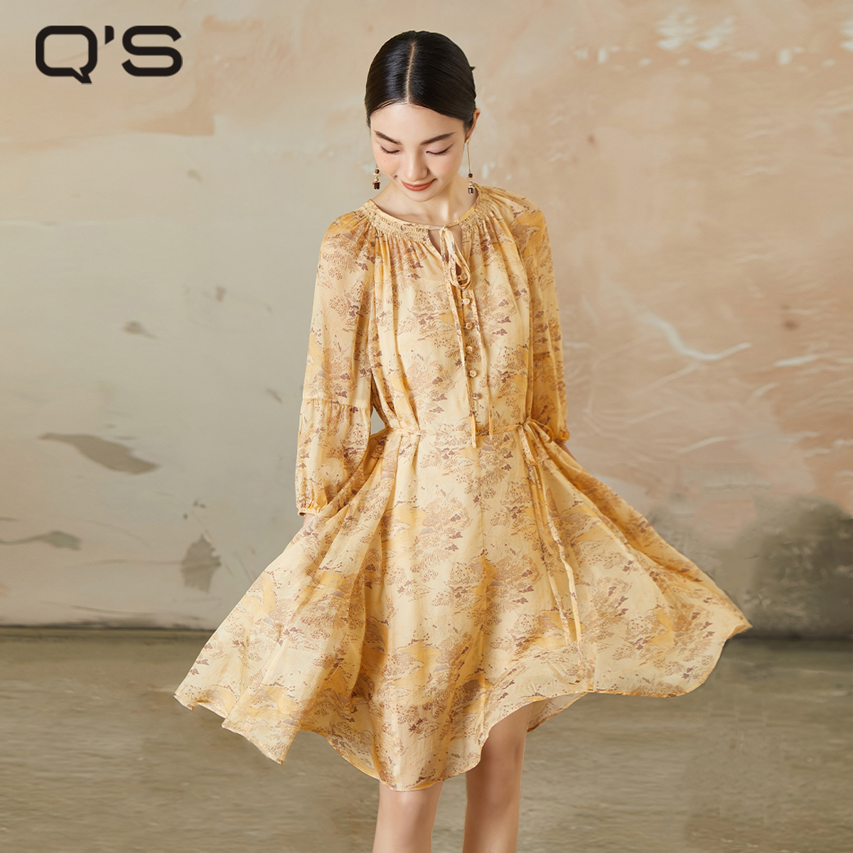 QS秸熙2025春秋新款通勤印花显瘦连衣裙系腰带慵懒风吊带两件套潮