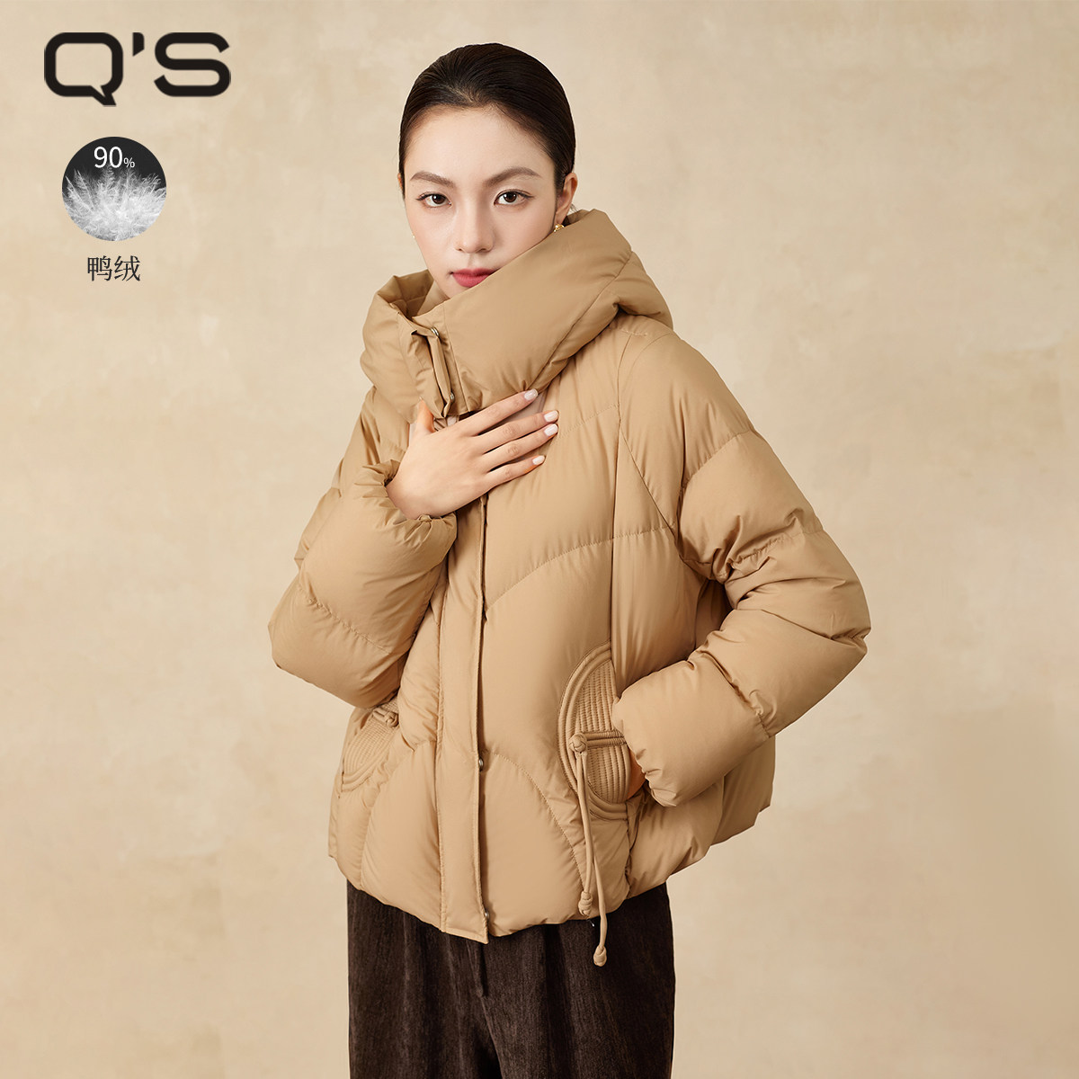 QS秸熙2025冬季新款纯色保暖连帽羽绒服盘扣装饰廓型短款宽松外套,女装/女士精品,羽绒服,淘宝优惠券,粉丝福利购,淘宝优惠卷