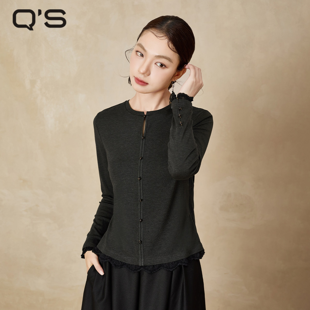 QS秸熙2026春秋新款百搭纯色套头T恤衫弹力棉感蕾丝花边打底上衣