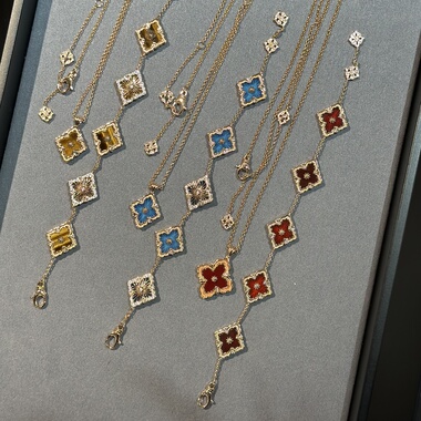 辣椒派 2025新款虎眼红蓝玉髓蕾丝布布三花手链女 招米复古宫廷