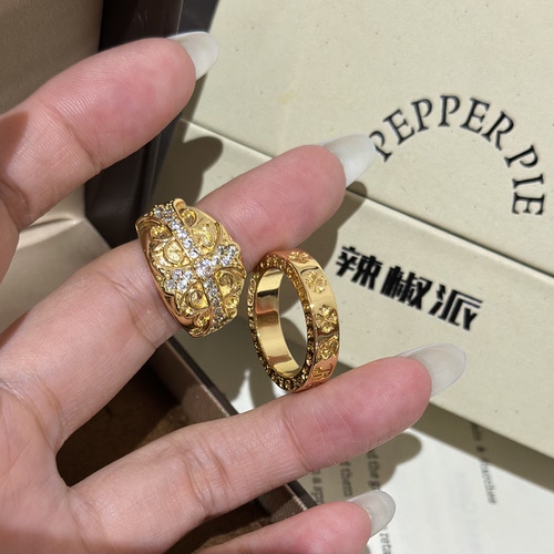 辣椒派 重工永恒forever 守护者镶钻十字鸢尾戒指女 克克素圈锤纹