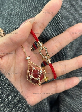 辣椒派 定制玫瑰金蕾丝镶钻网兜红苹果毛衣长链女 圣诞风项链钛钢