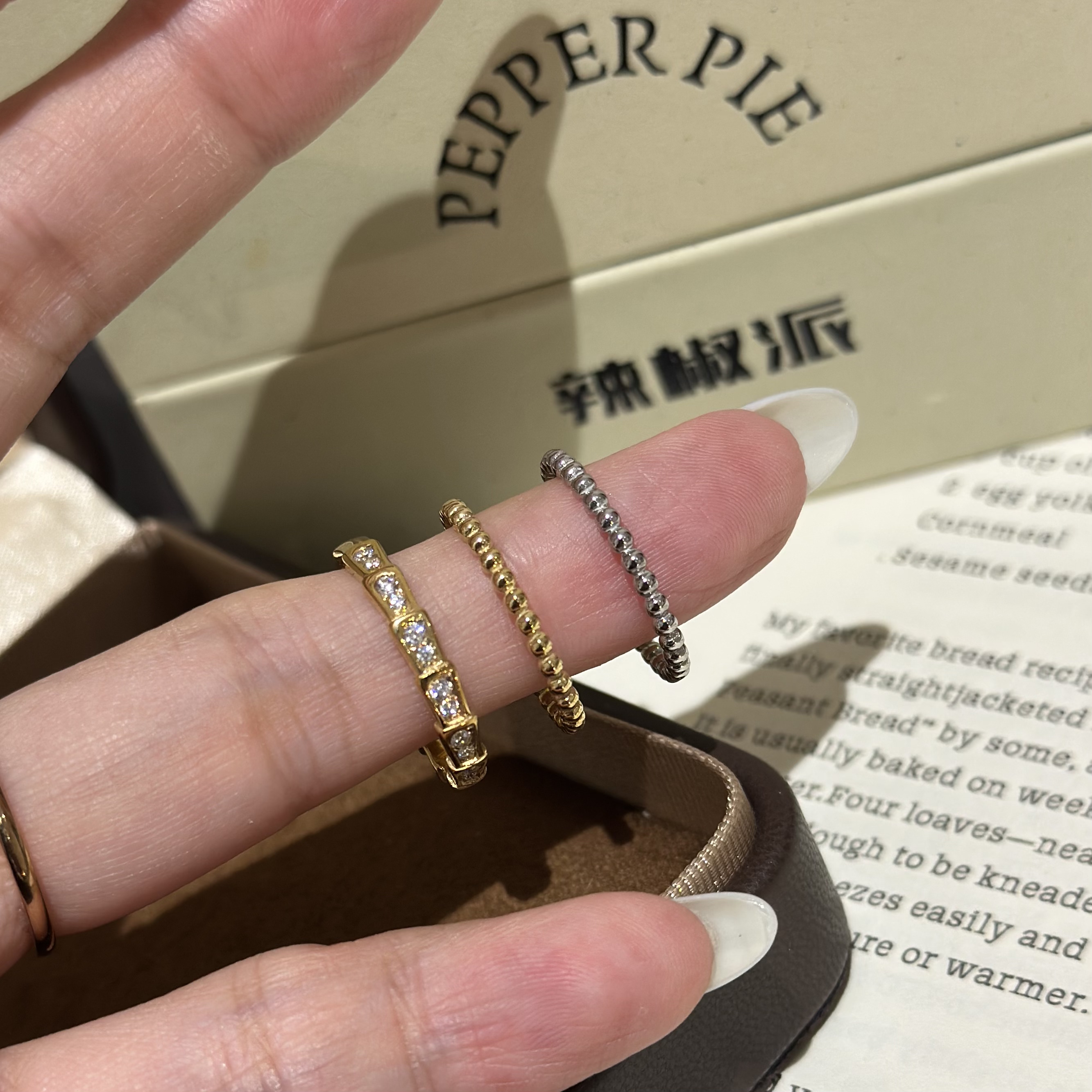 辣椒派定制钛钢经典灵蛇排钻戒指女 极简豆豆老钱风叠戴珠珠指环图片