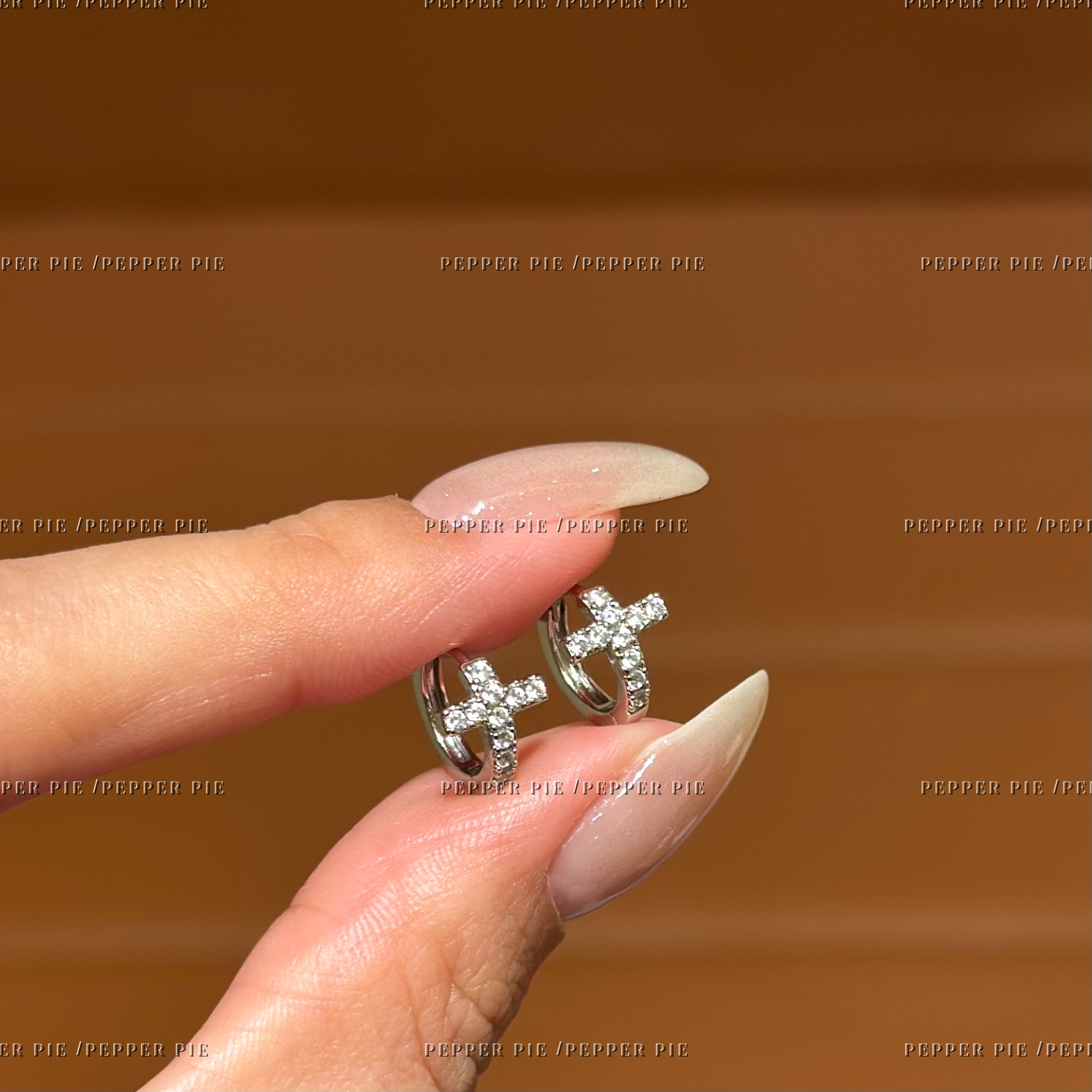 辣椒派迷你满钻十字架耳扣女 小众高级感轻奢气质耳骨耳圈耳饰