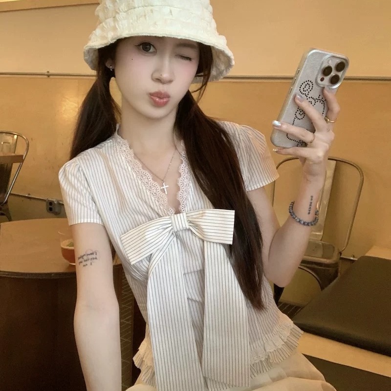 栀子清欢蓝色条纹蝴蝶结v领上衣