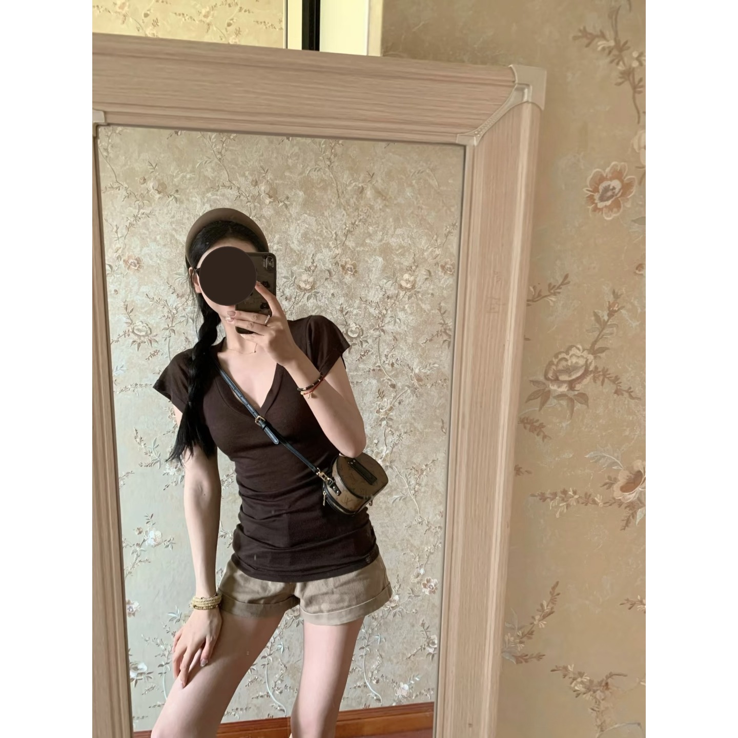 辣妹咖色V领显身材短袖T恤套装女夏季宽松卡其色短裤休闲两件套潮