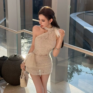 纯欲风辣妹蕾丝挂脖连衣裙女夏季不规则斜肩修身性感无袖包臀裙子