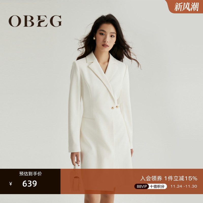 平驳领型增加穿着正式感 收腰线条勾勒曲线