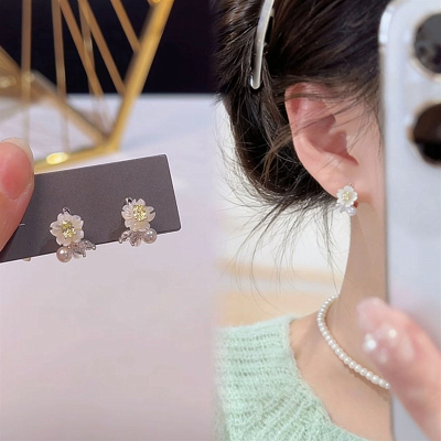 春日田园风白山茶花耳扣