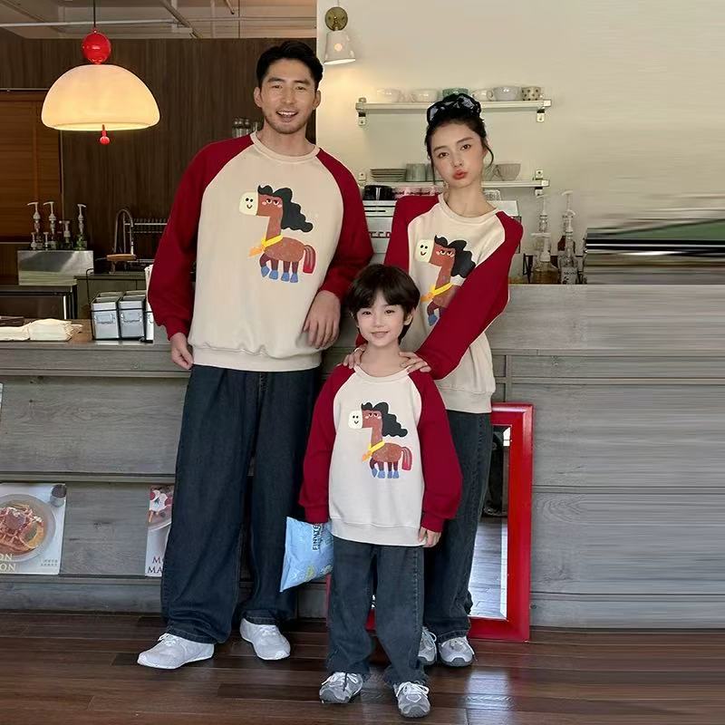 炸街亲子装卫衣2025新款一家三口四口秋装长袖插肩袖炸街母女洋气