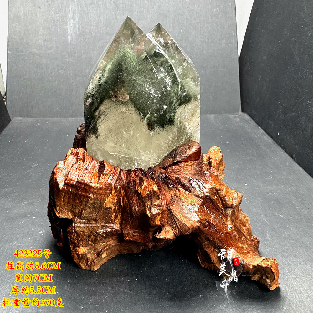 天然绿幽灵水晶柱摆件 原石打磨 绿幽灵山包裹 颜色浓郁 双尖柱