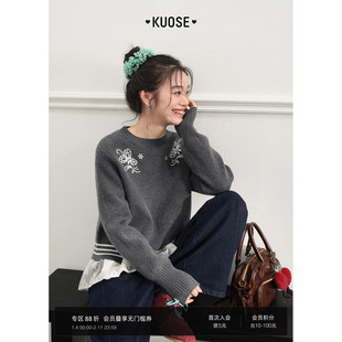 阔色灰色慵懒软糯刺绣毛衣女2026春季新款圆领条纹短款针织衫秋冬