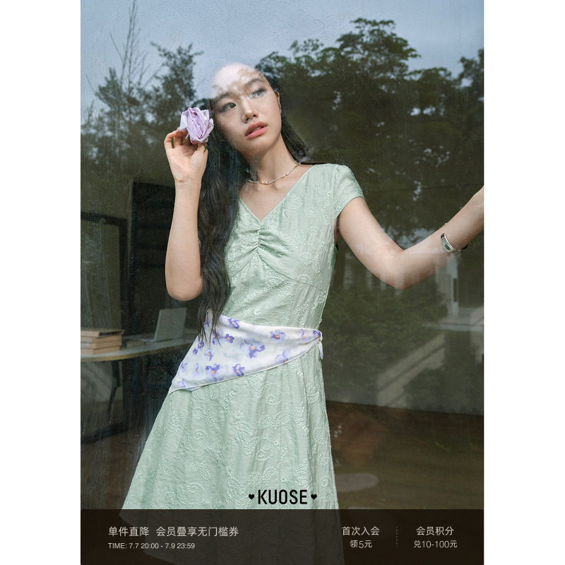 阔色绿色v领肌理刺绣收腰连衣裙女2026新款夏日度假穿搭a字短裙子