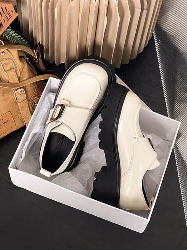 喵唔的天空金属扣通勤乐福鞋