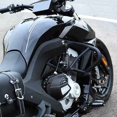 奔达撩燎700摩托车改装防水边包护杠保险杠前脚蹬 大脚踏刹车踏板