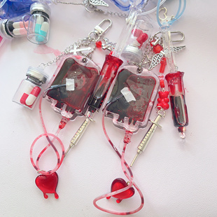 现货原创设计串珠挂件血袋粉红色系甜美医疗系注射挂链手铐手机链