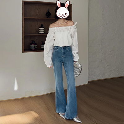 高腰阔腿浅色微喇叭牛仔裤