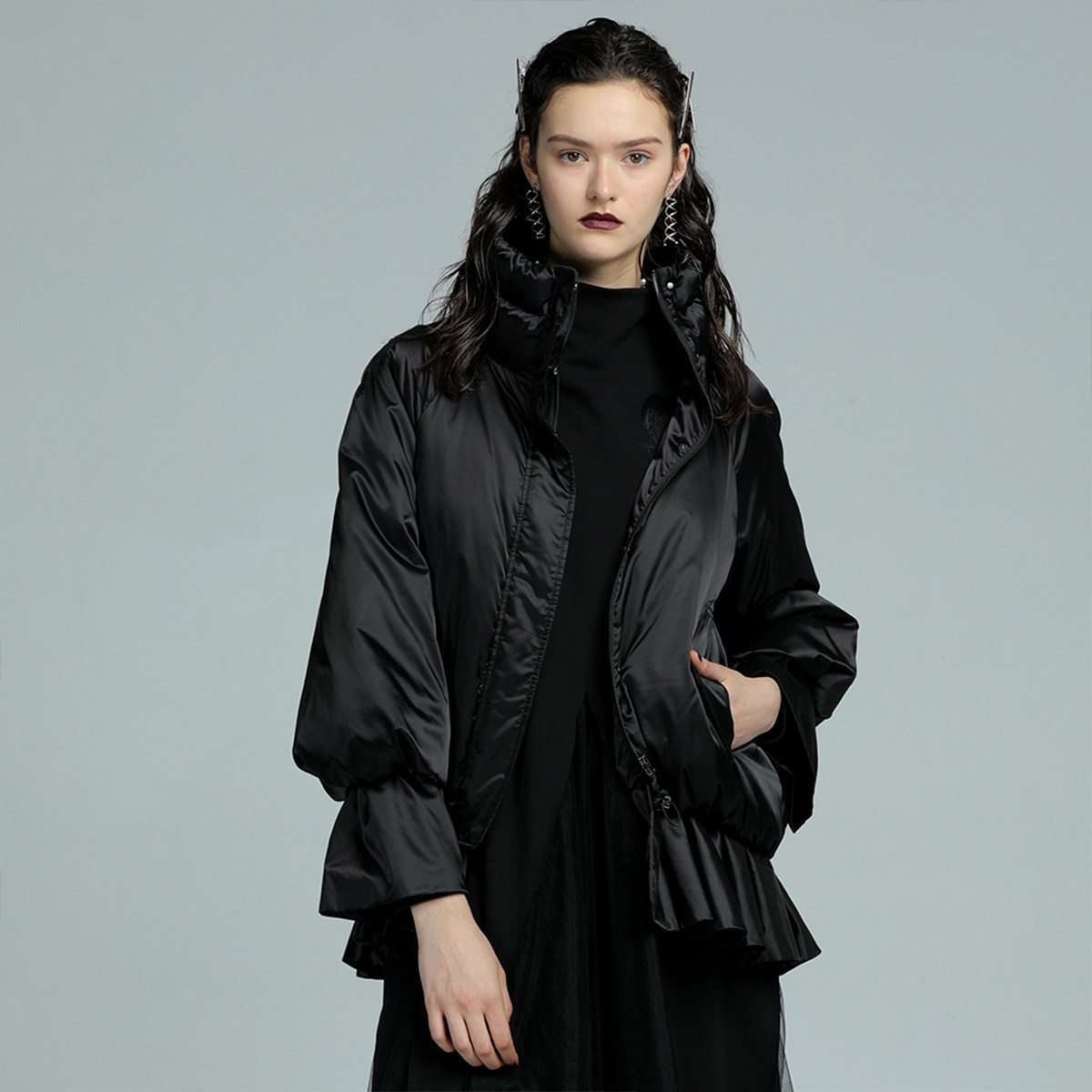 La Pargay黑色立领荷叶边短款羽绒服女廓形机车风外套缎面休闲