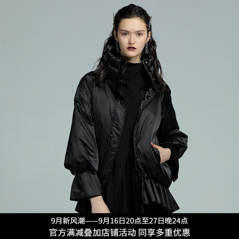 黑色立领荷叶边短款机车风羽绒服