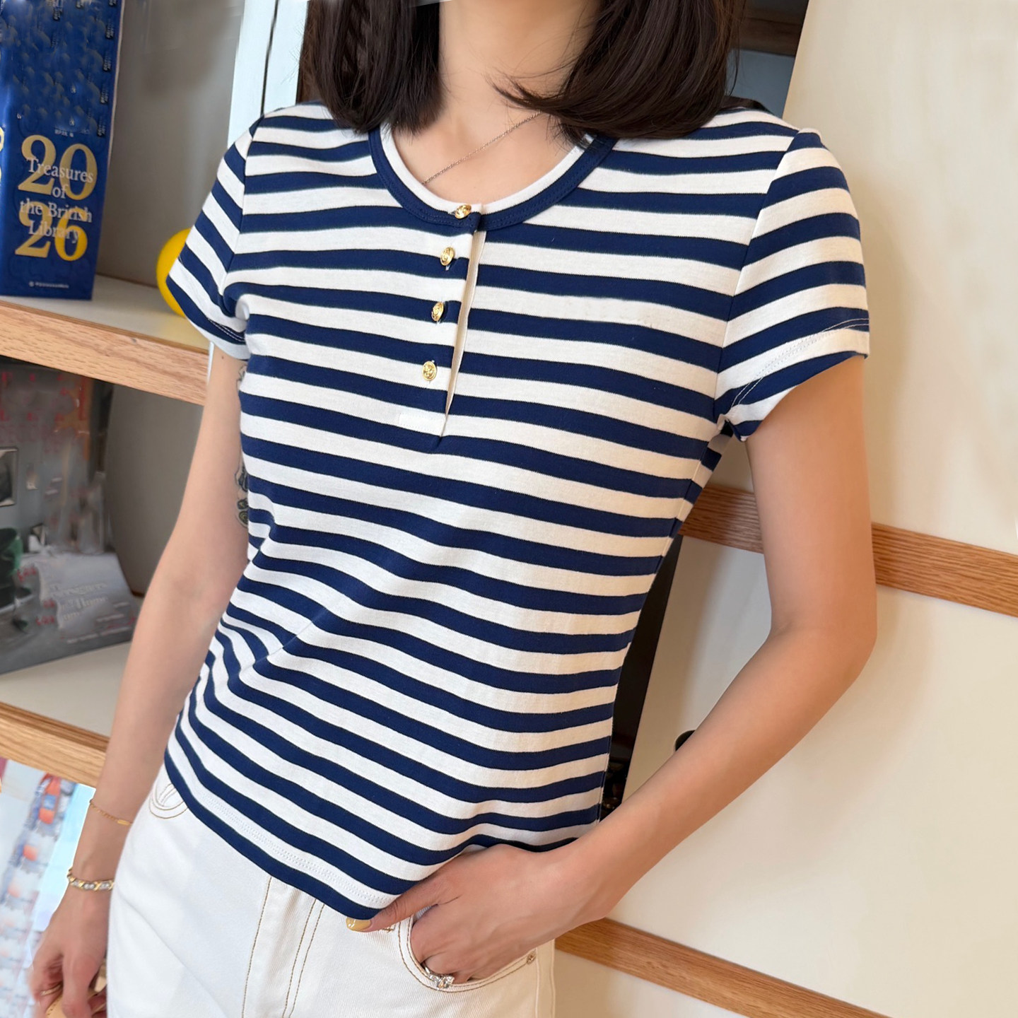 海军风蓝白条纹短袖T恤女夏纯棉柔软收腰纽扣装饰上衣