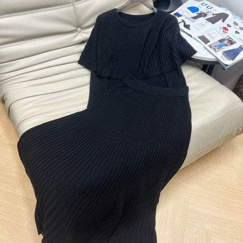 圆领长袖斗篷式上衣+百褶半身裙套装