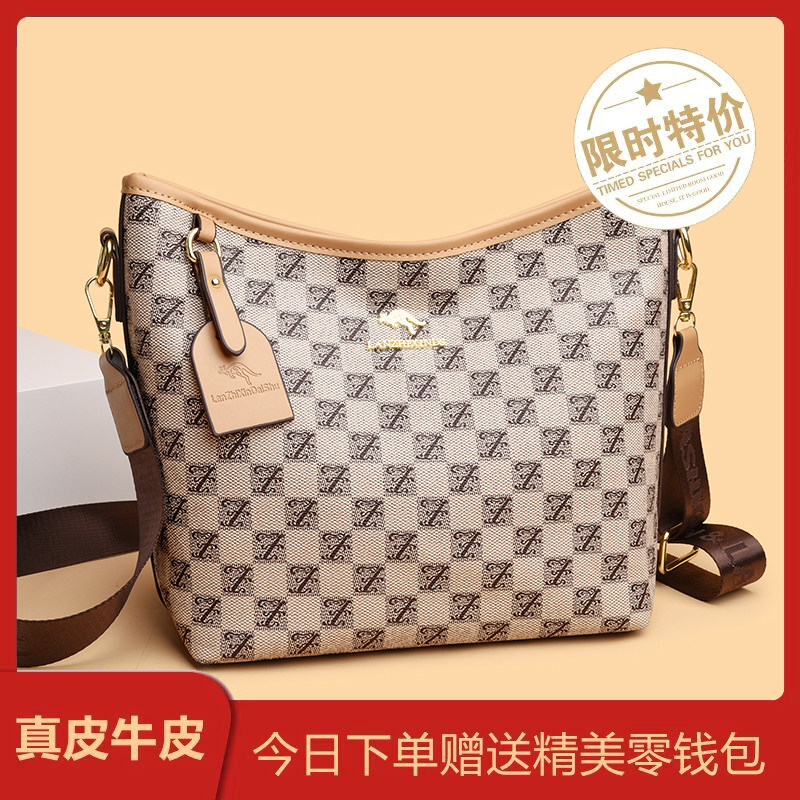 真皮印花水桶包女2026新款单肩斜挎包女高级感大容量中老年妈妈包